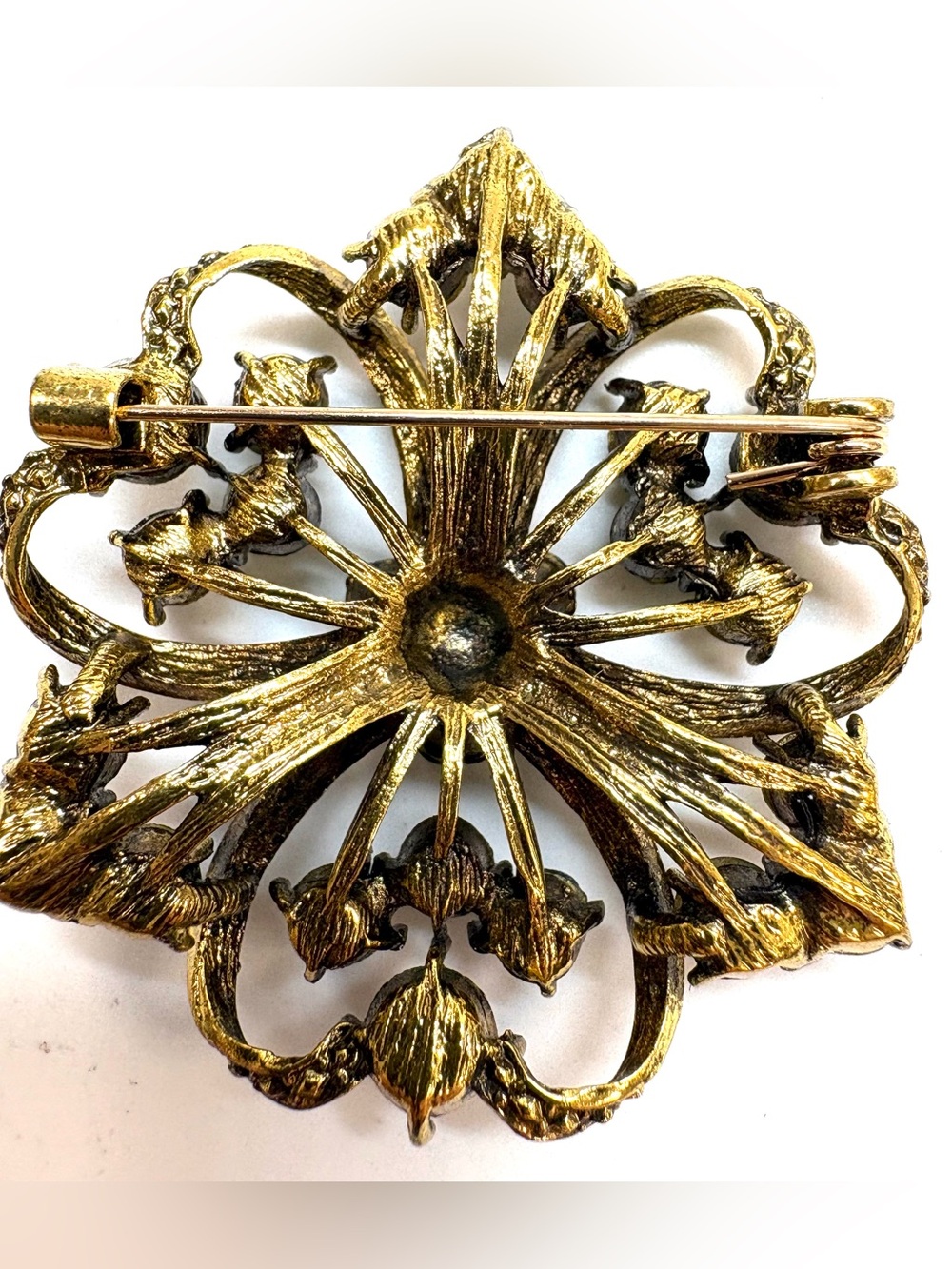Gold-Tone Green Crystal Floral Brooch - Unbranded 1 3/4” - Picture 4 of 6